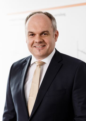  Josef Kranawetter, Geschäftsführer Weidmüller
Österreich: "Die Weidmüller Gruppe möchte mit der Übernahme ihre
Aktivitäten im Windbereich verstärken, was speziell für uns in
Österreich neues Geschäftspotential bietet."