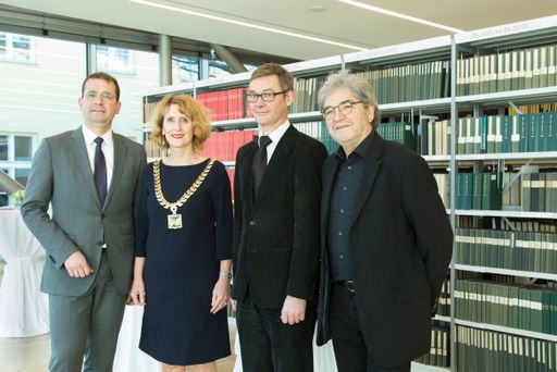 v.l.n.r.: Geschäftsführer Hans-Peter Weiss (BIG),
Rektorin Ulrike Sych (mdw), Michael Staudinger (Leiter der
Bibliothek, mdw), Architekt Reinhardt Gallister im Freihandbereich
der neuen Bibliothek