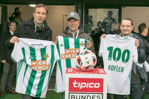 Vorschau Bild von v.l.n.r.: Kurt Raunjak (wienweit Medien), Gunther
Schmidek (Sendungsverantwortlicher Rapid Viertelstunde), Michael
Kofler (GF W24)
