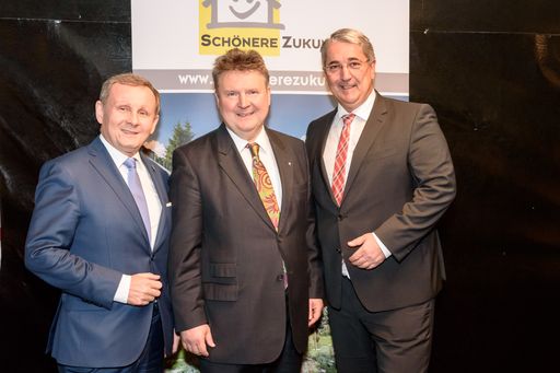 Begrüßten 80 neue Mieterinnen und Mieter in
Wien-Aspern (von links): Dir. Mag. Raimund Haidl (Schönere Zukunft),
Wohnbaustadtrat Dr. Michael Ludwig (Stadt Wien), Bezirksvorsteher
Ernst Nevrivy (Wien 22)