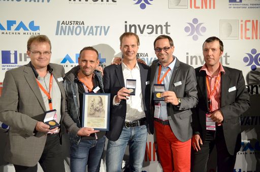 Vorschau Bild von WOGRO erhielt für seine Erfindungen zweimal die
Goldmedaille, einmal Silber und den europäischen DA
VINCI-Sonderpreis. (v.l.n.r Bernhard Seyr, Wolfram Fiereder, Dr.
Gregor Puchhammer, Michael Hofer, Dr. Robert Fiereder)