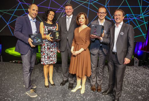 Infrastrukturminister Leichtfried und
Patentamtspräsidentin Mariana Karepova mit den Staatspreis-Gewinnern
Michael Bacher, „Patent des Jahres“, Alberta Bonanni, „Hedy Lamarr
Preis“ und Dan Badstuber und Alois Hechinger, „Marke des Jahres“
(v.l.n.r.)