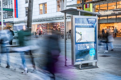 Vorschau Bild von Auf insgesamt 100 Citylights und 2.300 Plakaten
rüttelt zudem ein drastisches Sujet die Menschen wach.