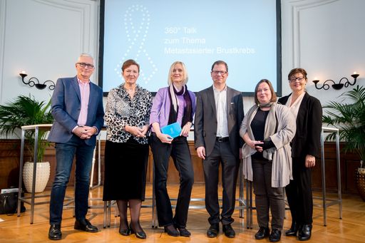  http://www.apa-fotoservice.at/galerie/8335 Im Bild
v.l.n.r.: Univ.- Prof. Dr. Bernhard Schwarz; Zentrum für Public
Health, Medizinische Universität Wien, Dr. Gabriele Traun-Vogt;
Psycho-Onkologin, Moderatorin Gudrun Stindl; Wissenschaftsabteilung
ORF-Hörfunk, Assoz.-Prof. PD Dr. Rupert Bartsch; Klinische Abteilung
für Onkologie Medizinische Universität Wien, Patientin Mag. Sabine
Spitz und Mona Knotek-Roggenbauer; Präsidentin Europa Donna Austria.