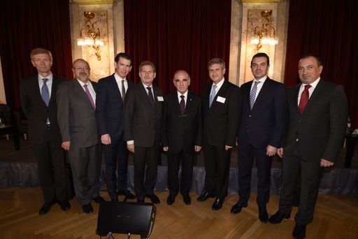  Mit diesen Diskussionsteilnehmern wurde die "Vienna
Migration Conference" eröffnet (v.l.n.r.): Michael Lindenbauer
(UNHCR), Lamberto Zannier, Secretary General OSCE, Sebastian Kurz,
Minister for Foreign Affairs, Austria, Johannes Hahn, European
Commission, George Vella, Minister for Foreign Affairs, Malta,
Michael Spindelegger, Director General ICMPD, Nikola Poposki, Deputy
Prime Minister and Minister of Foreign Affairs, Macedonia, Igor
Crnadak, Minister of Foreign Affairs, Bosnia and Herzegovina.