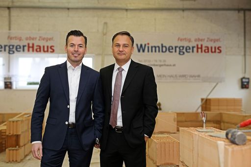 http://www.apa-fotoservice.at/galerie/8383 Im Bild
v.l.n.r.: Bmst. Mag. (FH) Christian Wimberger (WimbergerHaus), Prok.
Norbert Königsecker (WimbergerHaus)