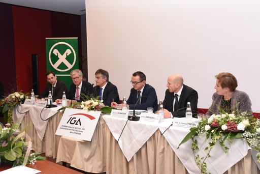  IGA-Tagung in Meran, v.l.n.r.: Claus Königs
(Genossenschaftsverband Bayern), Robert Nicolussi und Paul Gasser
(Raiffeisenverband Südtirol), Andreas Schneider (EU-Kommission),
Andreas Gmünder (Uni Luzern), Theresia Theurl (Uni Münster)