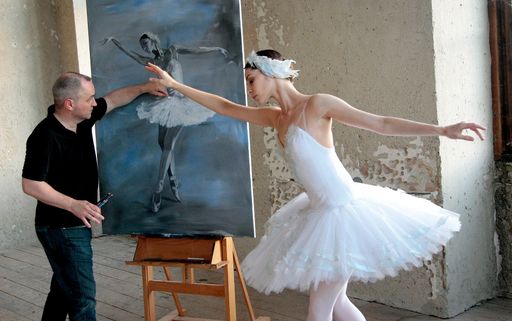 Leo Stopfer malt die Erste Solistin des Wiener Staatsballetts,
Maria Yakovleva, für das Gemälde "My Dying Swan".