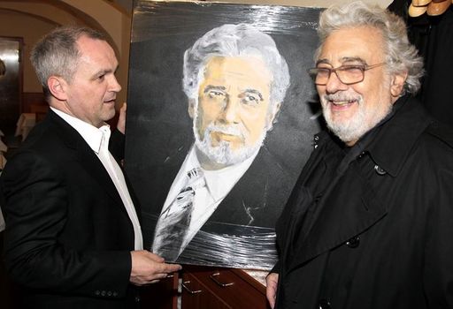 Vorschau Bild von Maler Leo Stopfer übergibt im Szenelokal "Il Sole" von Aki
Nuredini in der Annagasse ein Porträt von Opernstar Placido Domingo.