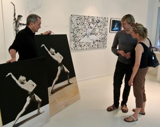 Vorschau Bild von Leo Stopfer mit Vladimir Malakhov in einer Berliner Galerie, wo
Malakhov sein Porträt studiert.