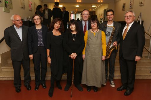 http://www.apa-fotoservice.at/galerie/8439 Im Bild
v.l.n.r.: Klaus Amann, Vorsitzender, des literarischen Beirats,
Daniela Strigl, Laudatorin, Andrea Eckert, Schauspielerin,
Friedericke Mayröcker, Schriftstellerin, Hans Schmid, Protektor,
Kathrin Schmidt, Christine Lavant Preisträgerin, Edgar Unterkirchner
Saxophonist, Hans Gasser Präsident