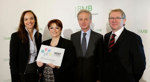 Vorschau Bild von Hammerschmid, Petz, Kapsch und Fouquet präsentieren
das MINT-Gütesiegel.