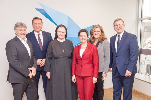 http://www.apa-fotoservice.at/galerie/8401 Im Bild
v.l.n.r.: Mag. Raimund Kaplinger (Geschäftsführer der Elisabeth v.
Thüringen GmbH), Mag. Markus Zemanek, MBA MAS (Geschäftsführer des
Krankenhauses St. Elisabeth und des neuen Franziskus Spitals), Sr.
M. Hilda Daurer (Generaloberin der Franziskanerinnen von der
Christlichen Liebe), Stadträtin Mag.a Sonja Wehsely (Stadträtin für
Gesundheit, Soziales und Generationen), Mag.a Susanne Schaefer-Wiery
(Bezirksvorsteherin Margareten), Mag. Andreas Achrainer
(Geschäftsführer des Hartmannspitals und des neuen Franziskus
Spital).