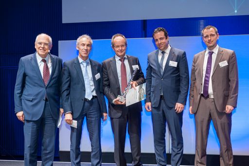 Vorschau Bild von AVL Supplier Day in Graz der Preis wird von CEO H. List
überreicht