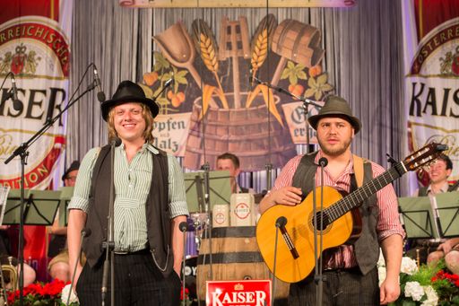 Vorschau Bild von Tom und Basti, zwei freche Bayern, sind wieder mit
von der Partie. Die Publikumslieblinge begeistern mit Witz und
lustigen Wirtshausliedern.