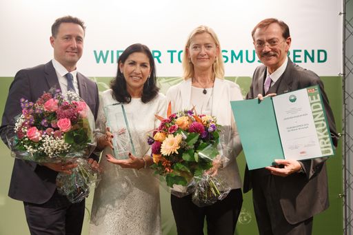  v.l.n.r.: Markus Grießler (Obmann der Sparte
Tourismus und Freizeitwirtschaft), Danielle Spera (Direktorin
Jüdisches Museum Wien), Johanna Rachinger (Generaldirektorin der
Österreichischen Nationalbibliothek), Josef Bitzinger
(Vize-Präsident der Wirtschaftskammer Wien)