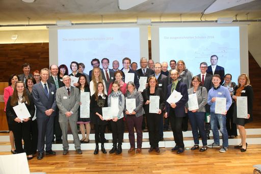 Vorschau Bild von http://www.apa-fotoservice.at/galerie/8149
Vertreter/innen der mit dem Young Science-Gütesiegel ausgezeichneten
Forschungspartnerschulen