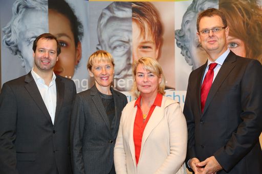 Vorschau Bild von http://www.apa-fotoservice.at/galerie/8149 Am
Podium (v.l.n.r.): Stefan Zotti (OeAD-GmbH), Barbara Weitgruber
(BMWFW), Edeltraud Hanappi-Egger (WU) und Harald Katzmair
(FASresearch)