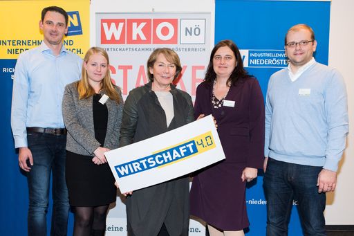 Vorschau Bild von (v.l.): CEO LineMetrics Reinhard Nowak, Gerti Süss von der
Industriellenvereinigung NÖ, Wirtschaftskammer Niederösterreich
Präsidentin Sonja Zwazl, Kerstin Koren vom Amt der NÖ
Landesregierung und CCO LineMetrics Wolfgang Hafenscher