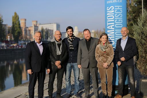  https://www.apa-fotoservice.at/galerie/8460/
Expertentalk zum Trendthema „Virtual Reality“ beim
APA-IT-BusinessBreakfast, v.l.n.r: Alexander Falchetto (APA-IT),
Thomas Seifert (Wiener Zeitung), Axel Dietrich (VRisch), Siegfried
Steinlechner (ORF), Andrea Fronaschütz (Gallup Institut), Marcus
Hebein (Moderation)