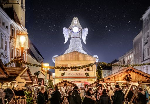 Vorschau Bild von Das wahrscheinlich größte Christkind der Welt
blickt mitten vom Stadtplatz