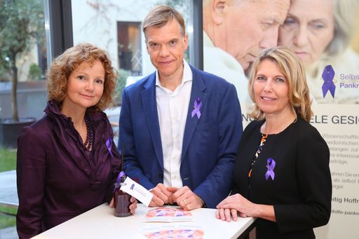  http://www.apa-fotoservice.at/galerie/8399 Im Bild
v.l.: Mag. Michaela Hartenstein (Gründerin der Selbsthilfegruppe
Pankreaskarzinom), Univ. Prof. Dr. Martin Schindl (Leiter der
"Pancreatic Cancer Unit", Wien), Univ. Prof. Dr. Gabriela Kornek
(Ärztliche Direktorin des AKH Wien)