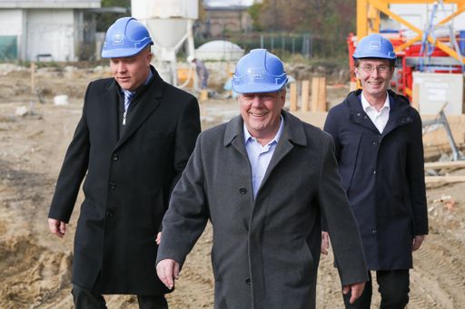  http://www.apa-fotoservice.at/galerie/8443 Im Bild
v.l.n.r.: Ing. Stefan Eisinger-Sewald, KALLCO Geschäftsführer
Technik; Dr. Winfried Kallinger, KALLCO Geschäftsführer; Dr. Peter
Holzer, IPJ – Ingenieurbüro P. Jung