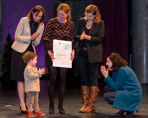 Das Biogena Team (Alexandra Herlbauer mit Tochter Xenia, Cornelia
Harlacher und Julia Ganglbauer) nimmt das Vollzertifikat von BM Dr.
Sophie Karmasin entgegen.