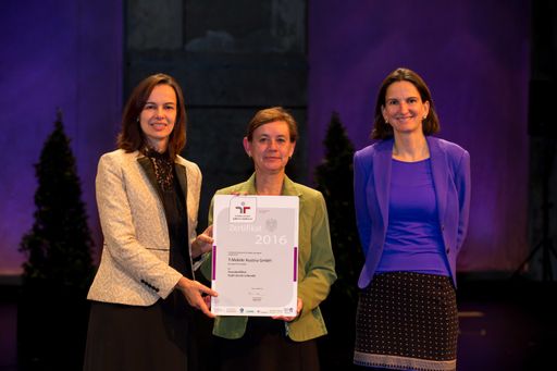 Bundesministerin für Familien und Jugend Sophie
Karmasin übergibt an Sabine Stancl, Gesundheitsbeauftrage T-Mobile,
und Karin Kschwendt, HR-Chefin T-Mobile, das Zertifikat als
familienfreundliche Arbeitgeber (v.l.n.r.).