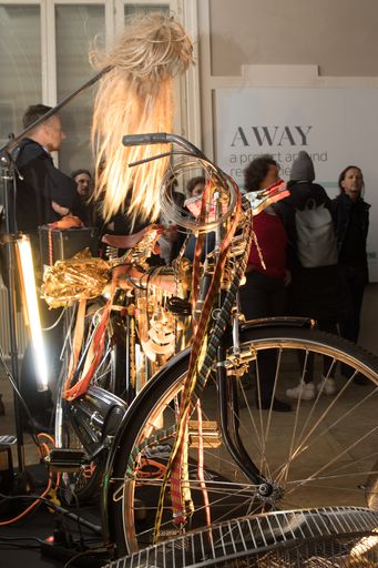 Vorschau Bild von Installation, Mixed media, Fahrrad, video, ca. 200 x 200 cm
Courtesy: Galerie Petra Martinetz, Köln