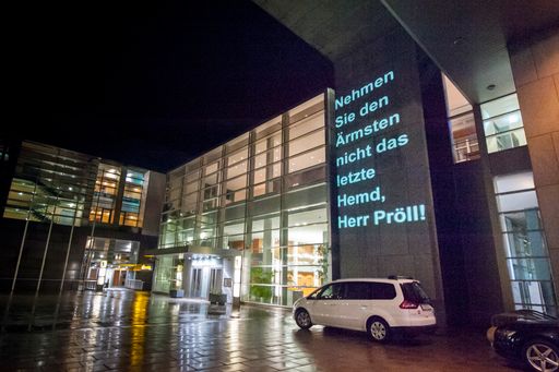 Projektion der Nachricht "Nehmen Sie den Ärmsten
nicht das letzte Hemd, Herr Pröll!" auf den Regierungssitz des
niederösterreichischen Landeshauptmanns. Aktion von SOS Mitmensch
gegen die Kürzung der Mindestsicherung.