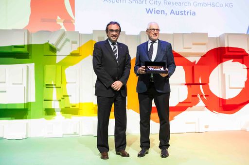 Josep Rull, Katalonischer Minister für Landschaft
und Nachhaltigkeit, übergibt ASCR-Geschäftsführer Reinhard Brehmer
den Best Smart Project Award.