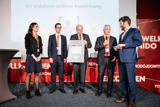 Im Bild v.l.n.r. Ing. Christina Lemmerer
(Fraunhofer Austria), Ing. Mag. Daniel Tomaschko, Msc. MBA
(Rosenbauer), Dipl. Ing. Christian Kleebauer (Rosenbauer), Dipl.
Ing. Gottfried Brunbauer (Technikvorstand Rosenbauer), Hans Florian
Zangerl (Industriemagazin).
