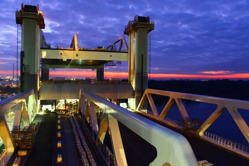 Vorschau Bild von European Steel Bridge Awards 2016: Österreichische
Stahlbaukompetenz international ausgezeichnet! Am 14.11.2016 wurden
in Stockholm die European Steel Bridge Awards vergeben. Kategorie
‚Special Engineering Award‘ Die Neue Botlek Hubbrücke im Hafen von
Rotterdam, eingereicht von Waagner-Biro Bridge Systems AG und VCE
Vienna Consulting Engineers ZT GmbH erhielt diese Auszeichnung für
die erbrachte höchste Ingenieurkunst.