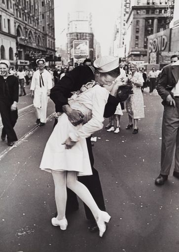 Vorschau Bild von Alfred Eisenstaedt (1898-1995) "V-J Day Kiss in
Times Square", New York 1945