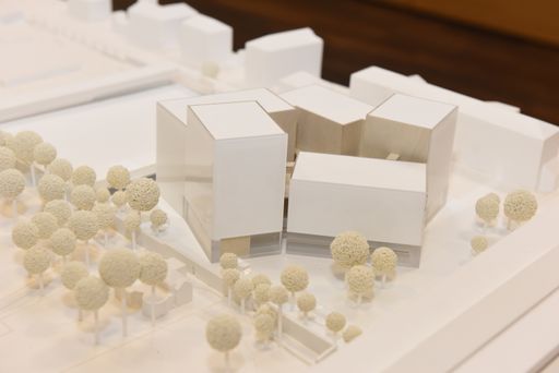 Modell des neuen MCI-Campus, Blick von Südwesten:
links der Hofgarten, rechts vorne der Baukörper der SOWI-Fakultät
der Universität Innsbruck. Modell: Loudon, Habeler & Partner ZT