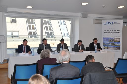 Vertreter aus Wirtschaft, Wissenschaft und des Mobilitätsclubs
beim OGE-Pressegespräch zum Thema: Ist die Zukunft der Mobilität
elektrisch?