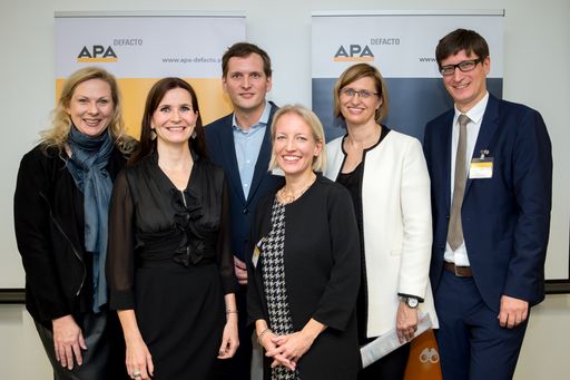  https://www.apa-fotoservice.at/galerie/8483/
Expertinnen und Experten gaben beim Branchenfrühstück
„DeFacto-Highlight“ Tipps und Anleitungen, neue Kanäle in der
Unternehmenskommunikation bestmöglich zu nutzen. Vl.n.r.: Ingrid
Rehusch (ORF/Moderatorin), Katharina Riedl (Image Angels), Answer
Lang (Wiener Linien), Martina Wiesenbauer-Vrublovsky (APA-OTS),
Annemarie Kramser (Vizenz Gruppe), Klemens Ganner (APA-DeFacto).