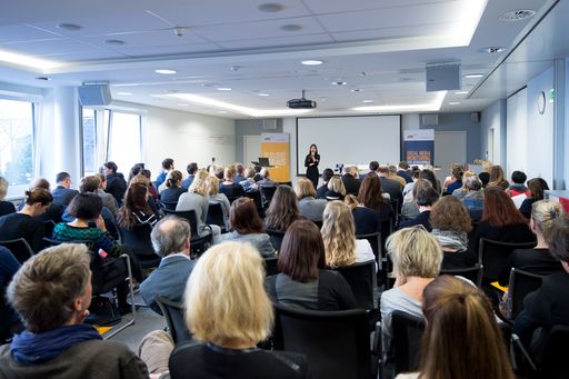 Vorschau Bild von https://www.apa-fotoservice.at/galerie/8483/ Wie
brisant das Thema Krisenkommunikation in digitalen Zeiten ist,
zeigte der Besucherrekord bei der Veranstaltung „DeFacto-Highlight“
heute Vormittag in Wien: Rund 120 Interessierte aus der
Kommunikationsbranche waren der Einladung von APA-DeFacto zu
Expertendiskussion und Erfahrungsaustausch gefolgt.