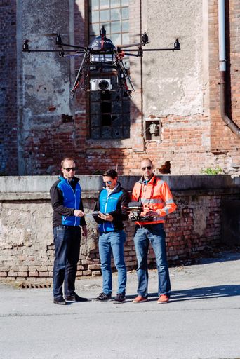  Die Gründer der Skyability GmbH mit ihrer Drohne - v.l.n.r
Joachim Fertl, Lukas Unger, Philipp Knopf