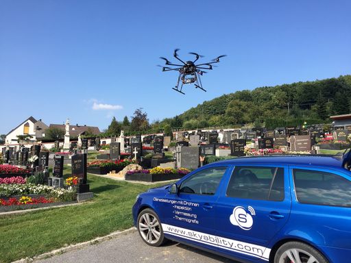 Vorschau Bild von Die Drohne der Skyability GmbH bei der Friedhofsdigitalisierung
