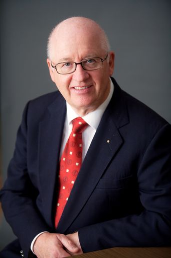 Für seine wissenschaftlichen Leistungen und sein Engagement zur
historischen Aufarbeitung der Geschichte Russlands und Österreichs
wurde Stefan Karner, Leiter des Ludwig Boltzmann Instituts für
Kriegsfolgenforschung, am 22. November 2016 die Ehrendoktorwürde der
Russischen Staatlichen Geisteswissenschaftlichen Universität in
Moskau verliehen. Die Auszeichnung erfolgte 25 Jahre nach dem Start
der Erforschung der österreichischen Kriegsgefangenen in der
ehemaligen Sowjetunion, in deren Rahmen über 11.000
Österreicherinnen und Österreichern Gewissheit über das Schicksal
ihrer Angehörigen gegeben werden konnte.