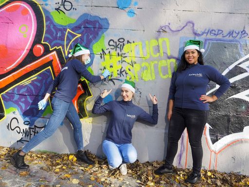  Im Bild v.l.n.r.: „Charlotte Van Acker, Caroline
Imbeau und Samantha Tady, Geschäftsführerin Selectra Österreich
GmbH.
