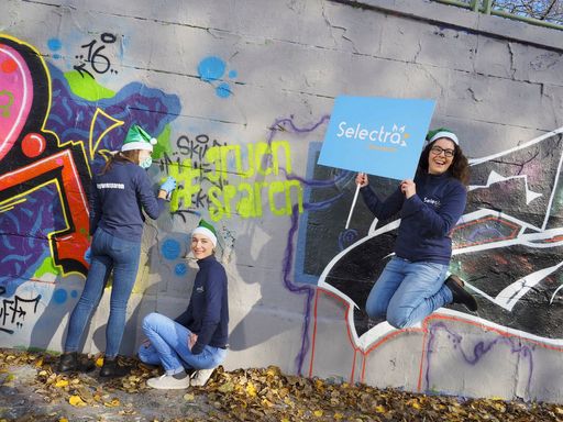 Vorschau Bild von Im Bild v.l.n.r.: „Das Team von Selectra
Österreich Gmbh verlängert bis Ende des Jahres den ersten grünen
Gemeinschaftskauf.“ Personen am Bild: Charlotte Van Acker, Caroline
Imbeau und Heidi Heindl.