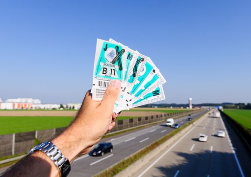 Die neue Vignette in Türkis ist ab 25. November in
über 6.000 Vertriebsstellen im In- und Ausland erhältlich.