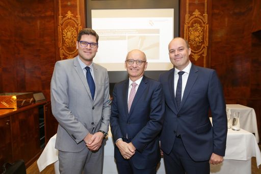 http://www.apa-fotoservice.at/galerie/8407 im Bild
von links nach rechts: Mag Rainer Samek, Erbrechtsexperte und
Mitglied des Ausschuss der Rechtsanwaltskammer Niederösterreich -
Dr. Michael Schwarz, Präsident der Rechtsanwaltskammer
Niederösterreich - Dr. Christoph Sauer, Unternehmensrechtsexperte
und Mitglied des Ausschuss der Rechtsanwaltskammer Niederösterreich