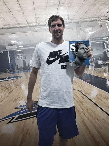 Basketball-Superstar Dirk Nowitzki hat sich im
exklusiven Interview mit dem Sportmagazin SOCRATES ausführlich zu
seinen Zukunftsplänen geäußert. Der 38 Jahre alte Würzburger von den
Dallas Mavericks erklärte, dass er sich keine Trainer-Zukunft
vorstellen könne, allerdings eine Rolle als neuer ,,Holger
Gschwindner" einnehmen könnte. Das gesamte Interview und eine
exklusive Home-Story gibt es ab 24.11.2016 im SOCRATES Magazin #2 am
Zeitungskiosk in Deutschland, Österreich und der Schweiz.