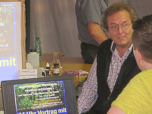  Auch nach dem Vortrag über Wasserchemie entspinnen
sich lebhafte Diskussionen mit dem Vortragenden und Firmenleiter
Ing. Anton Gabriel