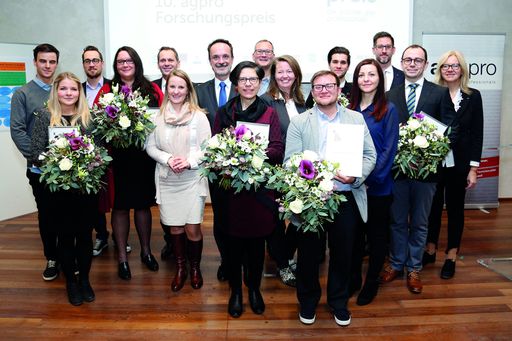  Die Gewinner des agpro-Forschungspreises mit
Vertretern der agpro und Sponsoren.