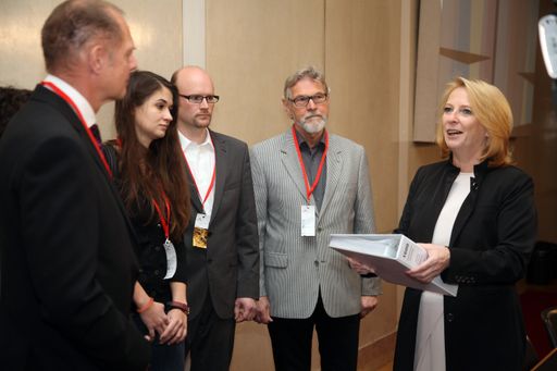 Vorschau Bild von 3200 Unterstützungserklärungen für eine Ökologische
Ausrichtung und soziale Absicherung der Energiewende an
Nationalratspräsidentin Doris Bures überreicht. Die Parlamentarische
Bürgerinitiative wird im Jänner 2017 im Parlament behandelt. Weitere
Unterstützer der Initiative, die im Jänner vom Parlament behandelt
wird, können auf www.parlament.gv.at in der Rubrik Beteiligung der
Bürger unterzeichnen.
